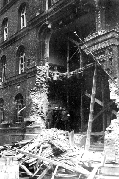 Zniszczony budynek Poczty Polskiej w Gdańsku