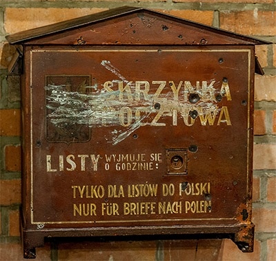 Skrzynka pocztowa przechowywana w Muzeum Obrońców Poczty Polskiej.