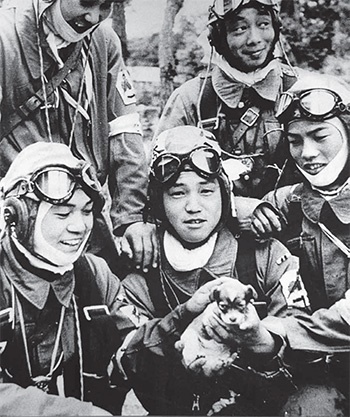 26 maja 1945. Kapral Yukio Araki (trzyma szczeniaka) z czterema innymi pilotami 72 Shinbu Squadron na Bansei, Kagoshima. Araki zginął następnego dnia, w wieku 17 lat, w samobójczym ataku na statki w pobliżu Okinawy.
